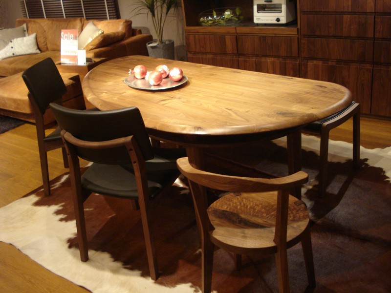 ウォールナットの木目が美しい豆型（ビーンズ型）変形テーブル | おしゃれな家具なら｜インテリアショップ リビングハウス
