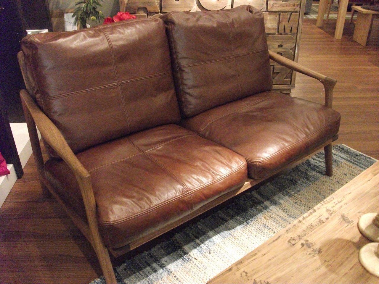 人気！ウッドフレームのビンテージレザーソファ ｜ リビングハウス企業