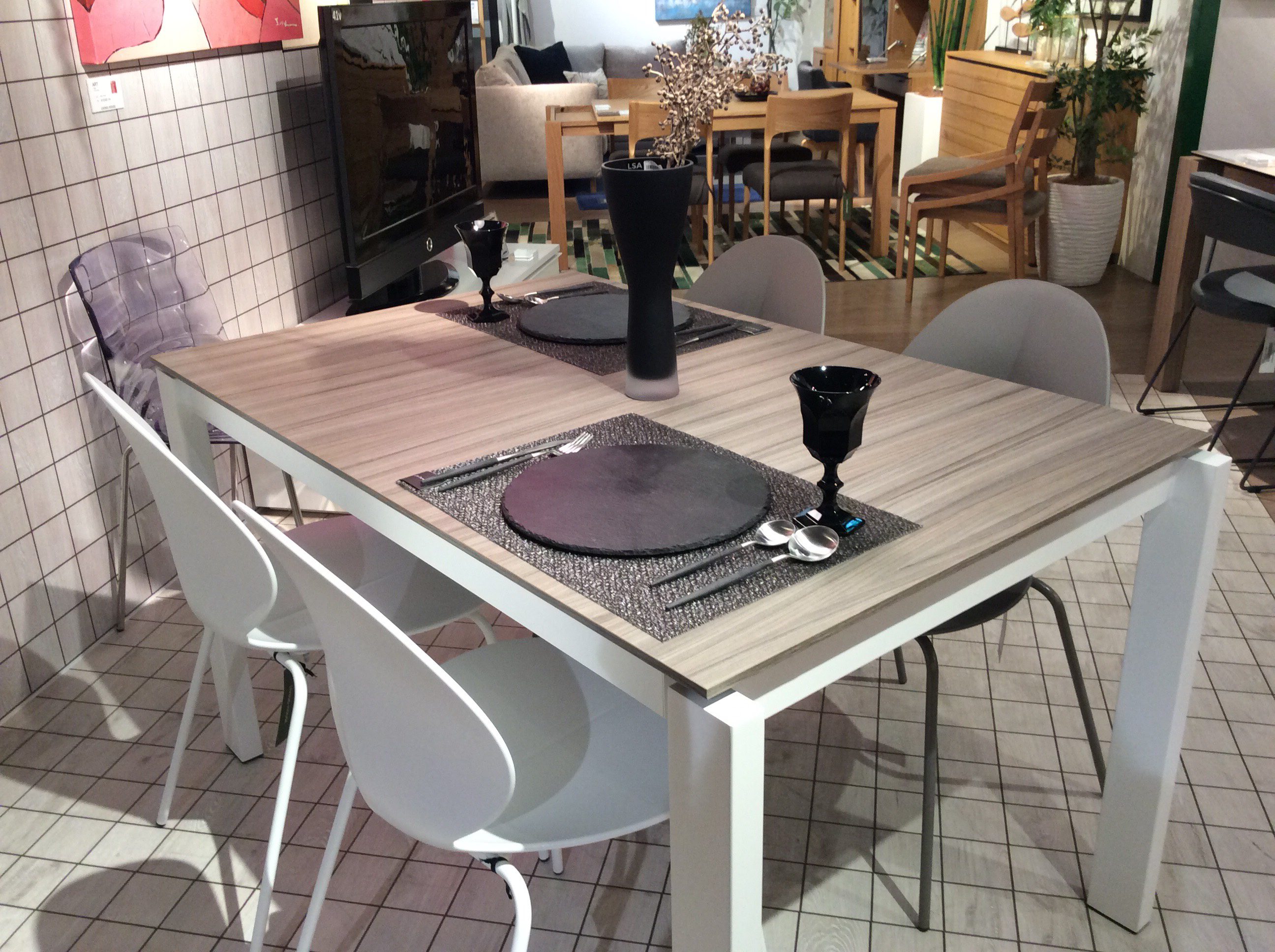 人が集まるときに大活躍！伸長式ダイニングテーブルのご紹介です